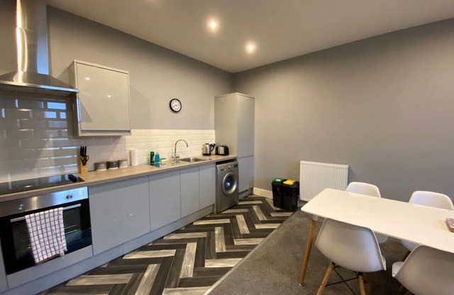 Modern 1 bed apartment on edge of city centre (1)