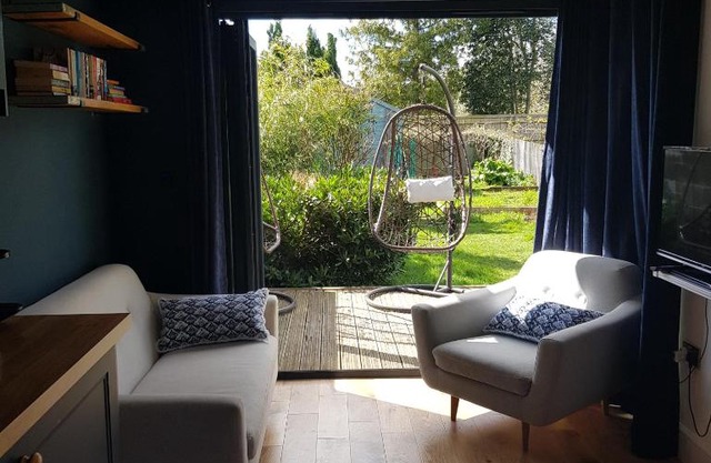 Modern 1-bed apartment, plus parking, near Oxford and the JR