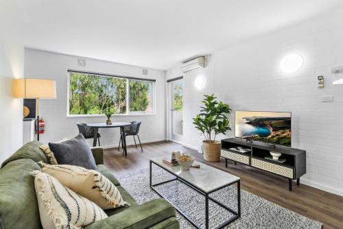 Modern 1-Bed Apartment with Cosy Balcony