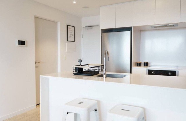 Modern 1 Bed Opposite Racecourse