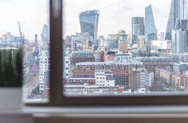 Modern 1 bedroom apartment in E1 with great views