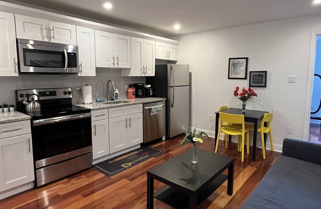 Modern 1 bedroom apartment close to Geno's / pat's, Sports Centers