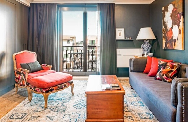 Modern 1 Bedroom Apartment In The Italian Forum