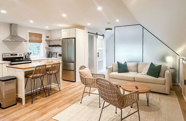 Modern 1-bedroom apartment in private Edgartown neighborhood w/ tennis court