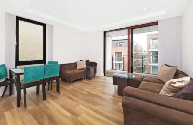 Modern 1 Bedroom Apartment with Balcony in Earlsfield