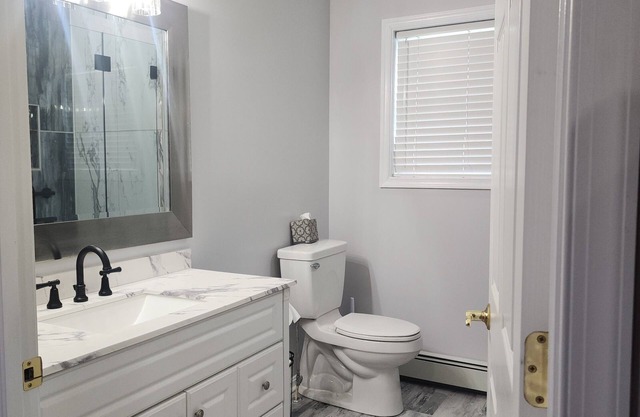Modern 1 Bedroom Apartment withBackyard and deck access