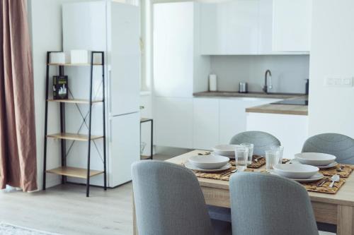 Modern 1-Bedroom Apartment ǀ AC, Free Parking