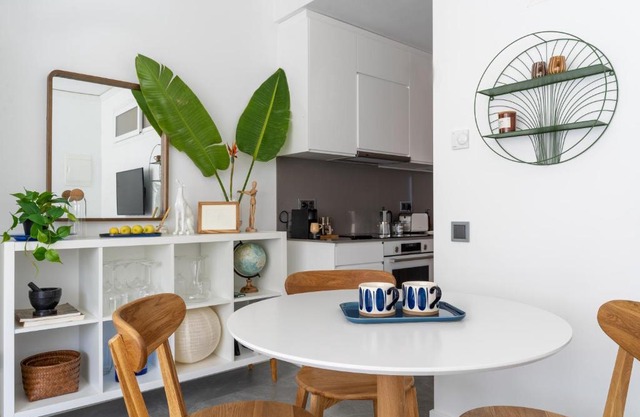 Modern 1 bedroom apt. Free parking. 10 min beach