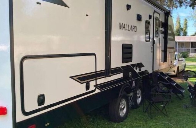 Modern 1 bedroom Camper/RV with free parking!