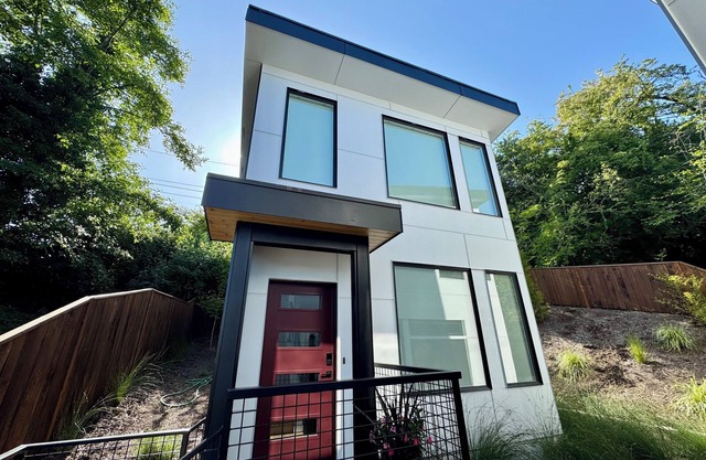 Modern 1-bedroom house with AC in West Seattle. Close to Alki and Downtown