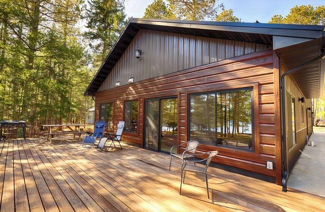 Modern 2-bedroom, with AC, fitness room, &indoor basketball hoop in Side Lake.