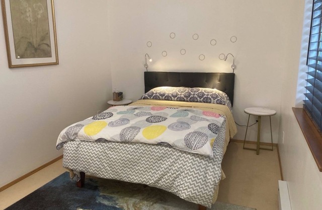 Modern 1 BR House w/comfy bed, minutes from airport/ferry - self check in