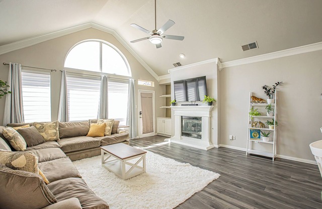 Modern 1 story - Great Location - Pet Friendly