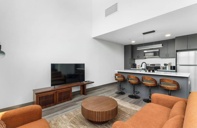 Modern 1B1.5B Loft w/ Gym + Parking