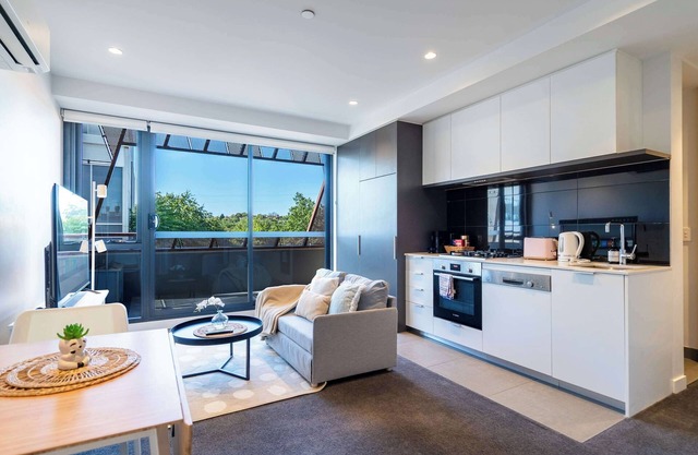 Modern 1BR Apartment with Smart TV and Views