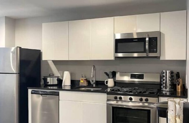 ★MODERN 1BR Apt w/ PRIVATE deck! W/D★