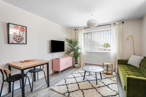 Modern 1BR Near Independent Eateries