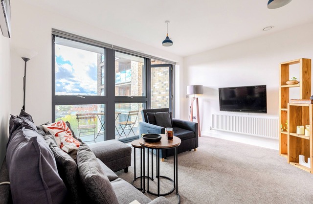 Modern 1BR w/balcony & city view, Wandsworth