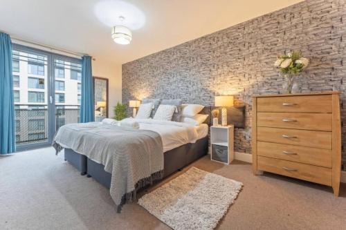 Modern 1BR w Balcony Free Parking
