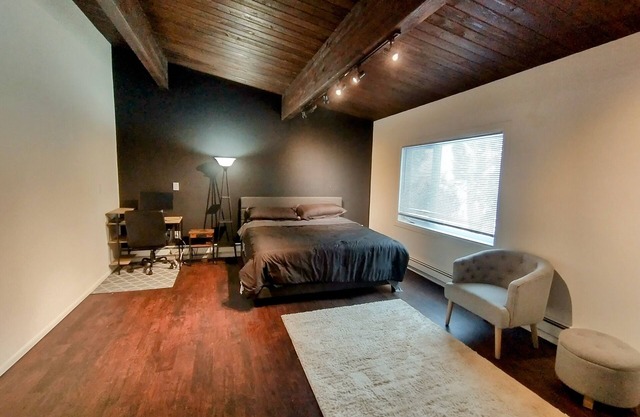 Modern 2,000+ sf house. Sauna + Parking! 5 mins from airport.