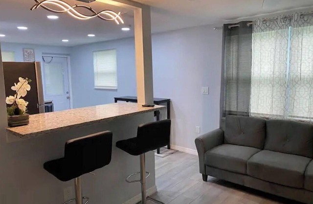 Modern 2/1 Sleeps 6 Quiet Dead End St 1/2 Acre Wow