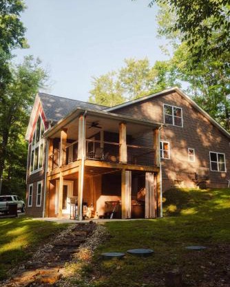 Modern 2 BD cabin with hot tub & Games & Central Loc