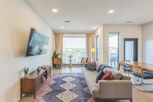 Modern 2 BDR w River View Balcony Walk to DT