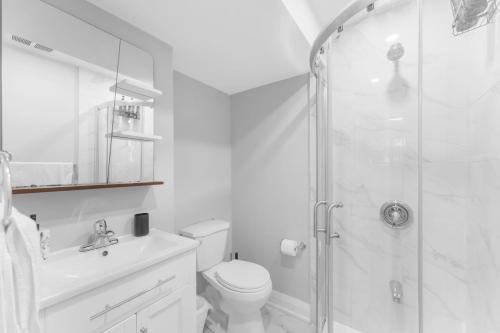 Modern 2-Bed, 2-Bath BSMT suite with Pvt Entrance Free Parking and Wi Fi