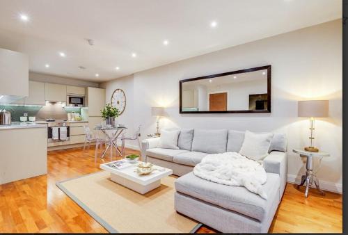 Modern 2-Bed, 2-Bath, Clapham Junction, Parking Spot Included