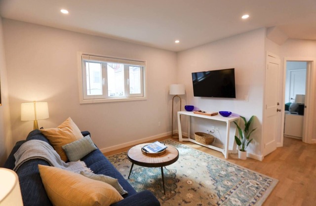 Modern 2 bed,2 bath Gem MIT | Central Cambridge