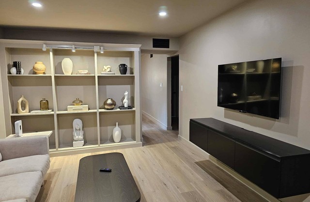 Modern 2 Bed, 2 Bath Ground Floor Apartment with Private Backyard