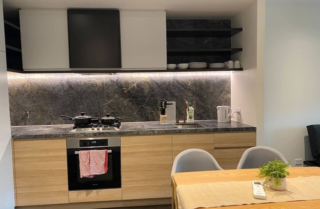 Modern 2-Bed Apt + Parking | West Melbourne!