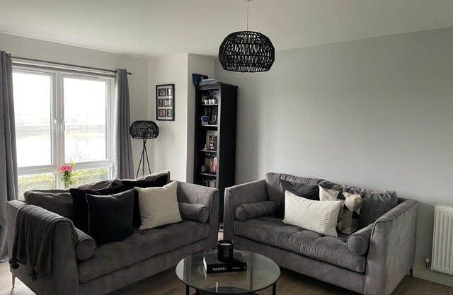 Modern 2 bed apartment-perfect location for Cop26