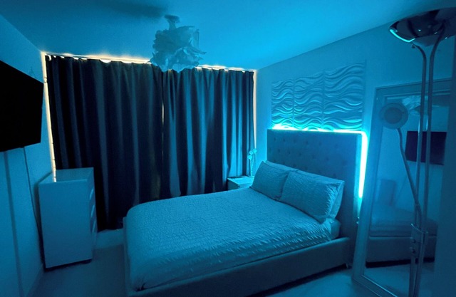 Modern 2 Bed City Apartment - Sleeps 4 - Private Parking