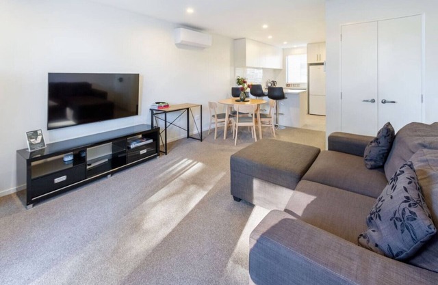 Modern 2 Bed City-Fringe | Carpark & Courtyard