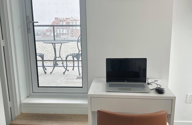Modern 2-Bed Condo/2 Balconies With Park Views/ Family & Pet Friendly