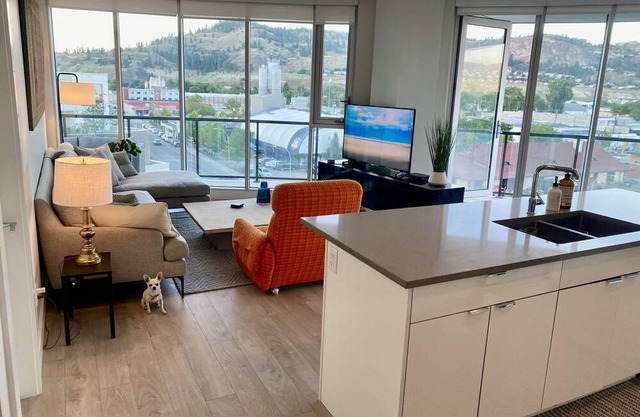 Modern 2 Bed Condo - Steps From The Lake