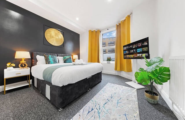 Modern 2-Bed Flat in London, Zone 2, with Parking