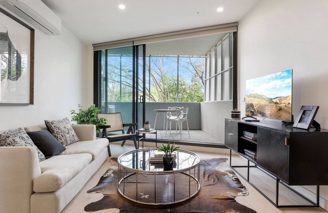 Modern 2-Bed Ivanhoe unit with Parking