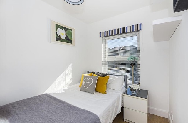 Modern 2-Bed Maisonette Flat in Zone 2 London