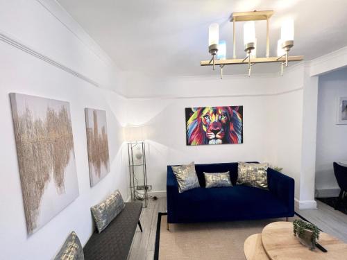 Modern 2 bed near mall and parking