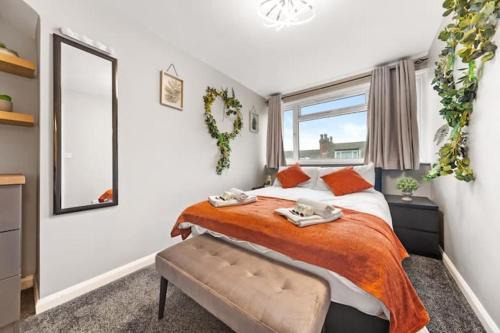 Modern 2 Bed Room Home In Leeds Cozy Stay - Near St James and City Centre, Free Parking