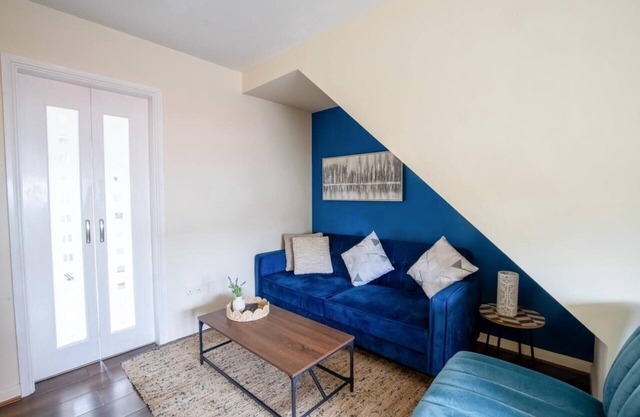 Modern 2-Bed w/ Garden, Fast WiFi & Parking | Ideal for Contractors & Families