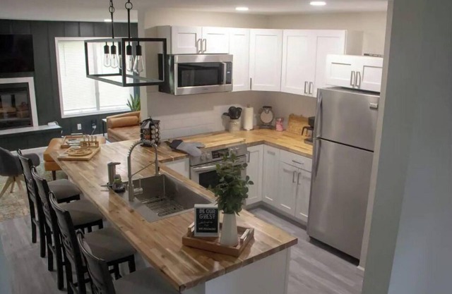 Modern 2 Bedroom Townhome w/ Fireplace & Jacuzzi Room