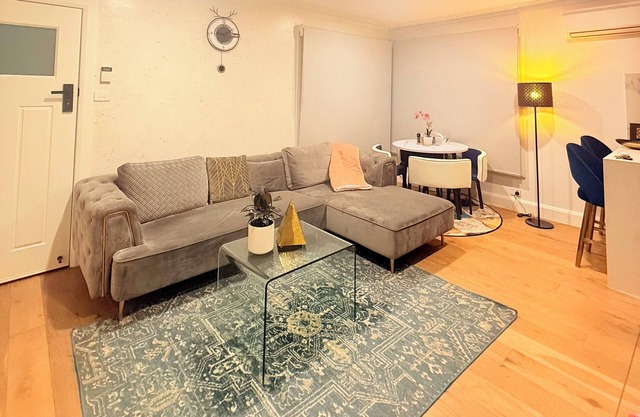 Modern 2 bedroom Home near Melbourne Airport, DFO, Tullamarine FWY & Calder FWY