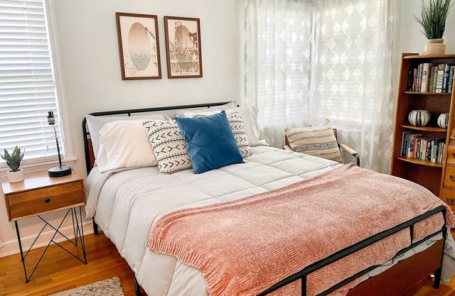 Modern 2-bedroom 1930's Bungalow Close to Downtown