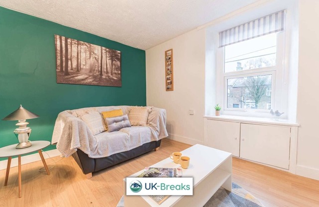 Modern, 2 bedroom, 1st floor apartment. 24hr check-in. Fast Wi-fi.