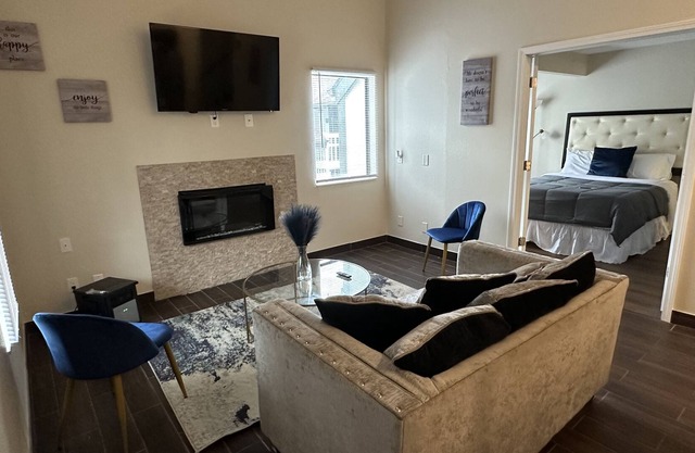Modern 2 Bedroom 2 Bathroom Loft Near All Major Freeways