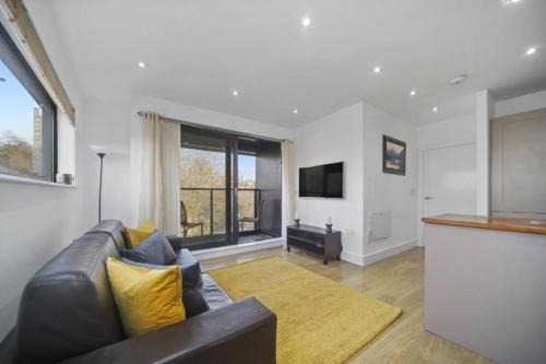 Modern 2-Bedroom, 2-Bath Apartment in Tower Bridge & London Bridge - Unbeatable Location & Transport Links