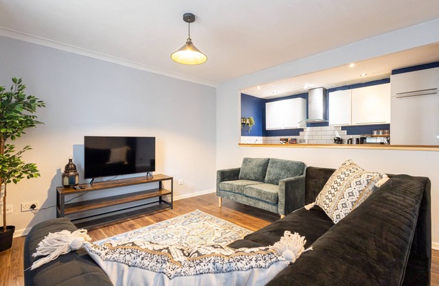 Modern 2 Bedroom Apartment with Free Parking